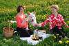 Hund Picknick Foto mit Frauen auf Blumenwiese Frühlingsblüte Wein trinken