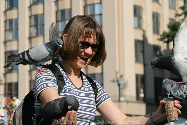 Frau bei Tauben Ftterung am Marktplatz in Krakau, Freude und Spa zwischen den Tieren