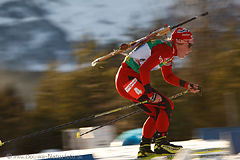 Biathletin Ski dynamisch schnell Skifahrt