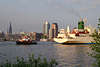 Algeciras Carrier Schiff vor Hafenstadt Hamburg Frachter mit Container
