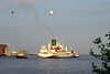 Algeciras Carrier Containerschiff in Elbwasser mit Schlepper