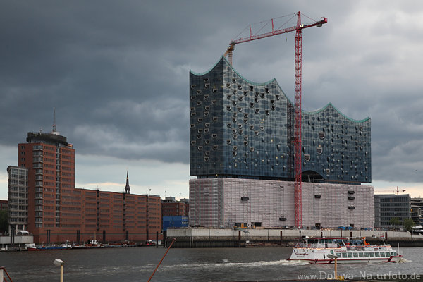 Elbphilharmonie Hamburg Endbauphase ber Hafenkai Schiff in Elbwasser