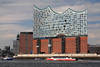 Elbphilharmonie Hamburg Musikhaus in Endbauphase auf Kaispeicher moderne Architektur Glanz an der Elbe