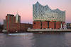 Elphi in HafenCity Hamburg Kaispeicher Schiffe Elbwasser Architektur Abendpanorama