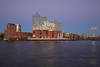 Elbphilharmonie in HafenCity Hamburg Nachtpanorama am Wasser Landschaft 2017 Foto