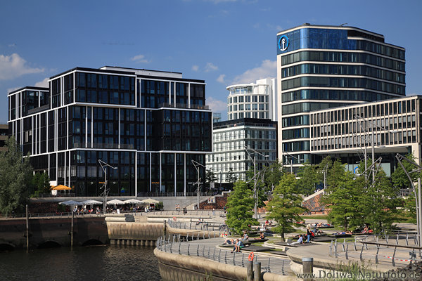 Hamburg HafenCity MarcoPolo Terrassen in Glashuser Architektur Park Besucher grne Bume am Wasser