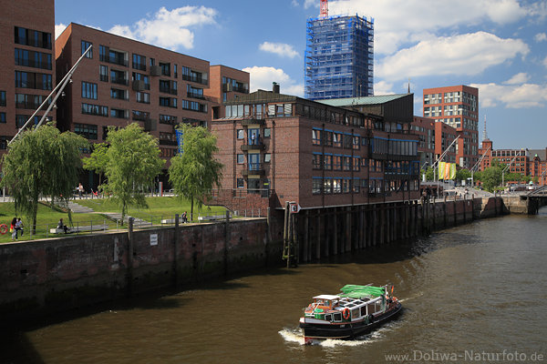 Hamburg HafenCity Schiff Barkasse Boot in Elbkanal am Strtebeker WasserUfer