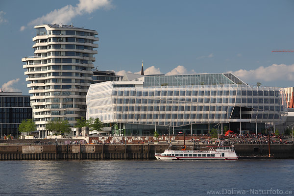 Hamburg HafenCity Strandkai weisse Bauten Hochhaus Schiff Elbwasser Landschaft MarcoPoloTower +Unilever