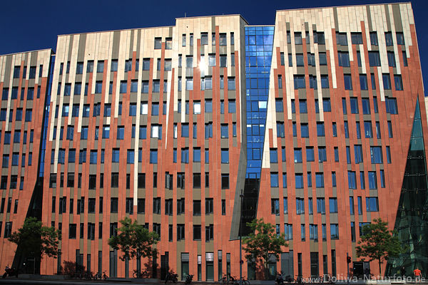 Brohaus Sumatrakontor in HafenCity Hamburg Urbankunst farbige Fassade Architektur