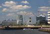 Hamburger Himmel weie Wolken HafenCity Landschaft Riesenrad ber Elbwasser Schiff