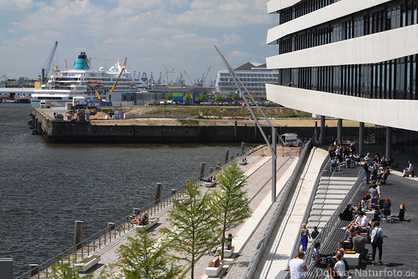 Uni Hamburg Studenten Terrassen Elbwasser Schiff-Blick in HafenCity