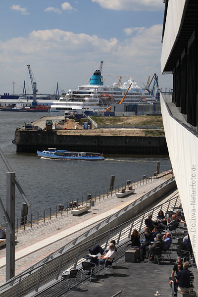 Uni-Hamburg Studenten Blick auf Schiffe in Elbwasser maritime Landschaft HafenCity