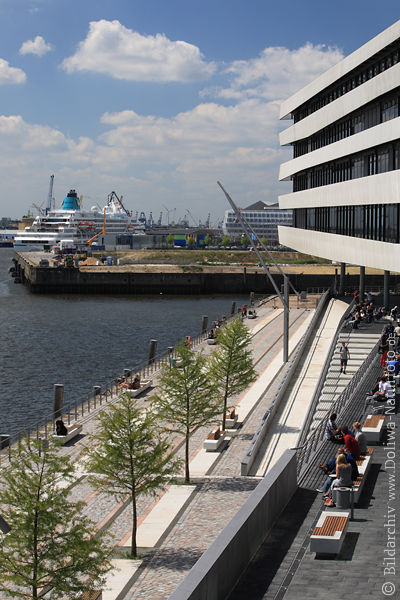 HafenCity Uni-Hamburg Terrassen ber Elbwasser Studenten Bnke mit Schiffblick
