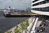 Uni-Hamburg Studenten Terrassen ber Elbwasser Schiff-Blick in HafenCity