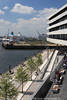 HafenCity Uni-Hamburg Terrassen ber Elbwasser Studenten Bnke mit Schiffblick