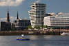 Hamburg HafenCity Strandkai Architektur Bauwerke in Elbwasser Landschaft