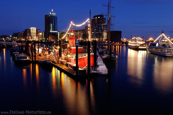 Hamburger Hafen Schiffe Port Nachtlichter Wasser Landschaft Blauhimmel Panorama