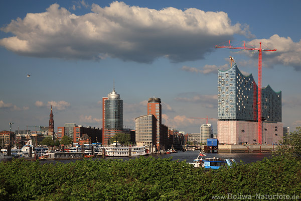 Hamburg Skyline Hochhuser Elbphilharmonie Panorama unter Wolke grner Elbufer