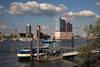 Hamburg Südufer Hafenfähre Wilhelmsburg Skyline unter Schönwetterwolken