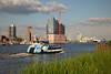 Hamburg Skyline Bild mit Paar Besucher am Südufer Wasserblick blaue Elbfähre Foto