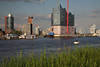 Hamburg Skyline Foto Stadttürme über Elbufer Südblick Panorama Bild mit Boot in Wasser