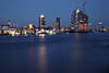Hamburg Skyline Nachtfoto Häuser Stadtlichter Panorama über Elbwasser Landschaft Bild