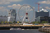 Überseeplatz Foto mit Riesenrad in HafenCity Hamburg Bauwerke Panorama am Elbwasser
