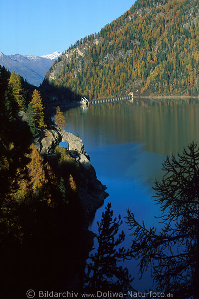 Stauseemauer, Wasserdamm auf Zufrittsee, Sdtirol Bergfelsen, Kieferwald Naturstille