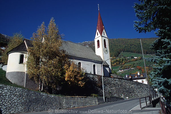 Dorfkirche Martell Mittelpunkt Strasse Alm Bergblick Sdtirols Bergdorf