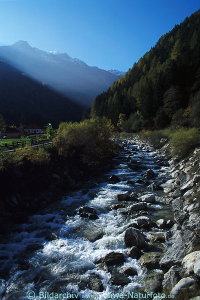 Plimabach, steiniger Flussbett, Bergwasserbach Martelltals, steile Berghnge