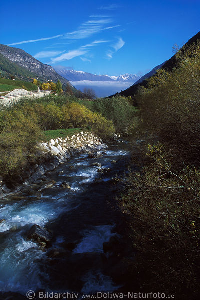 Plima Wasserbach Bergfluss Martelltals grne Ufer steile Berghnge Fernsicht auf Salurnkamm Gipfel