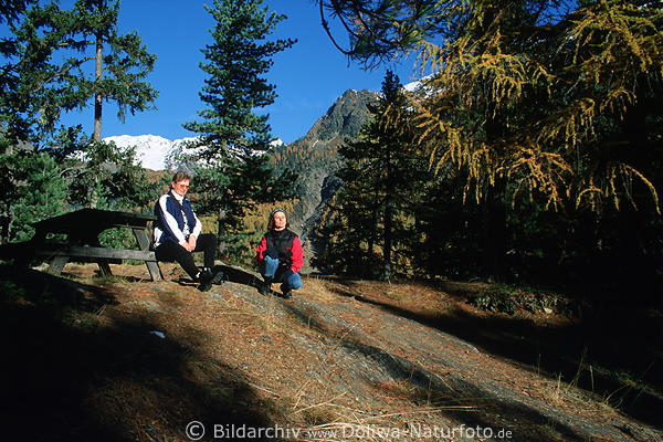 Wanderrast in Waldlichtung Naturidylle Herbstfotos am Zufrittsee Frauen Paar jung & alt in Bumen