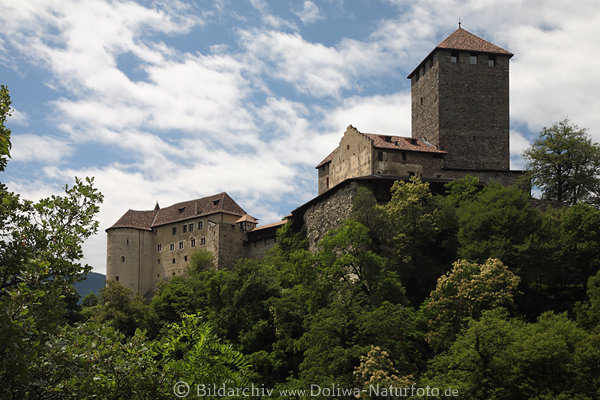 Schloss Tirol historische Gemuer Foto am Himmel: Meran Burgpanorama grne Bume