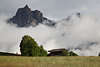 1100937_Bauernhof Almwiese unter Schlern Felsen in Nebelhülle Stimmungsfoto Südtirol Landschaft Panorama