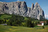 1101141_SeiserAlm Pension Sabina Bergidylle Urlaub in Schlern-Panorama Naturbild unter Dolomiten Felsen