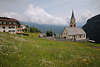 1101297_Dorfkirche in Pufels Blumenwiese Bild Bergurlaub in Südtirol Hochlage über St. Ulrich im Grödnertal