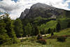 1101465_Plattkofel Foto Wandererweg Gipfelblick über SeiserAlm grüne Berglandschaft Naturbild