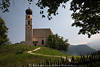 Kirche Sankt Konstantin Foto Hügel Weg historisches Bauwerk hinter Zaun Südtirol Landschaft