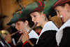 1102594_ Kastelruther Mädchen Kapelle Musikerinnen Foto spielen Instrumente auf Kirchtag-Bühne