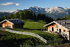1101722_Bauernhütten Romantik SeiserAlm grüne Bergidylle Naturbilder Dolomiten Berglandschaft in Abendlicht