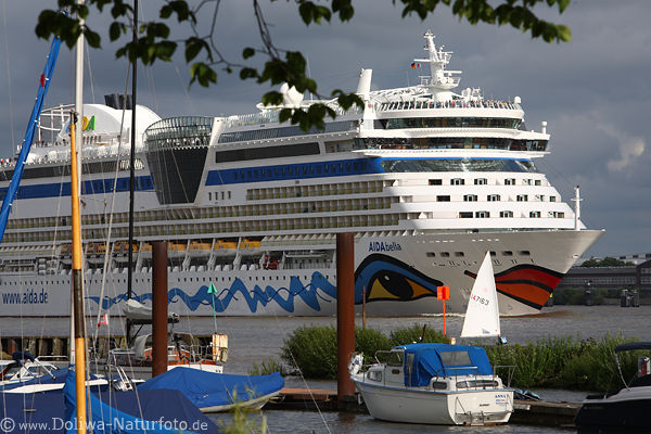 AIDAbella Schiff in Elbe Wedel Jachthafen 