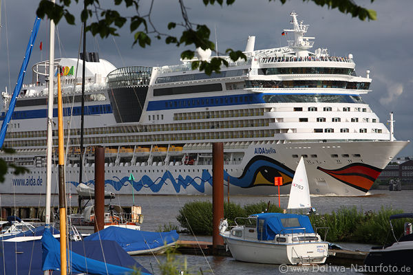 AIDAbella Kreuzfahrtschiff in Hamburg Wedel Elbfahrt