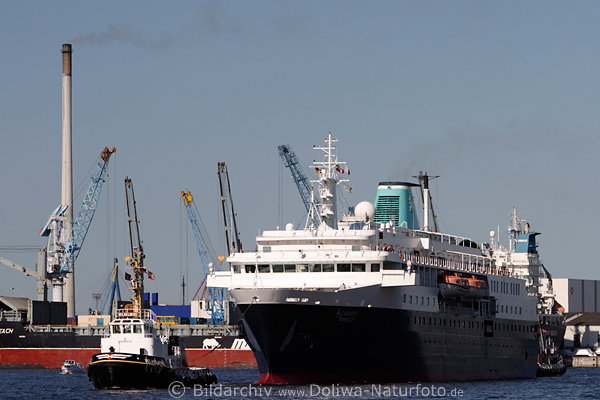 Schlepper Wilhelmine beim Hafeneinfahrt Alexander von Humboldt Kreuzfahrer