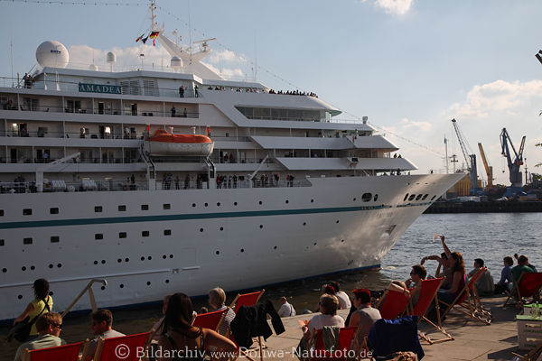 Amadea in Hamburg Kreuzfahrtschiff Abschied Elbe-Kai Besucher in Hafencity
