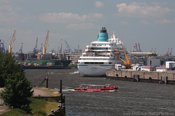 Amadea Hafenstopp in Hamburg Schiffbeladung vor Kreuzfahrt