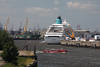 Amadea Hafenstopp in Hamburg Elblandschaft Foto Schiffbeladung vor Kreuzfahrtreise