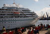 Amadea Abreise von Hamburg Kreuzfahrtschiff Foto Elbe-Kai Besucher Abschied in Hafencity