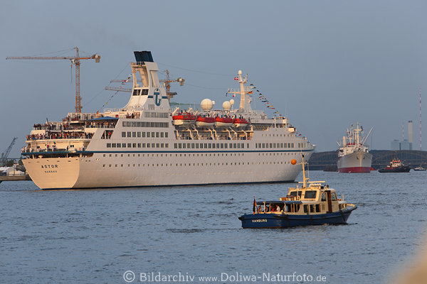 Astor Kreuzfahrt Schiff auf Elbe in Hamburg Anreise nach Meertour