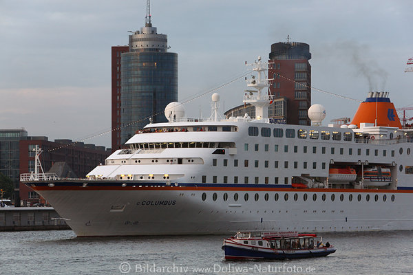 Columbus Kreuzfahrt-Beginn auf Elbe Passagier-Schiff Bord in HafenCity