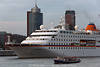 Columbus Kreuzfahrt-Beginn auf Elbe mit Passagieren an Bord Aufbruch zur Schiffsreise von HafenCity